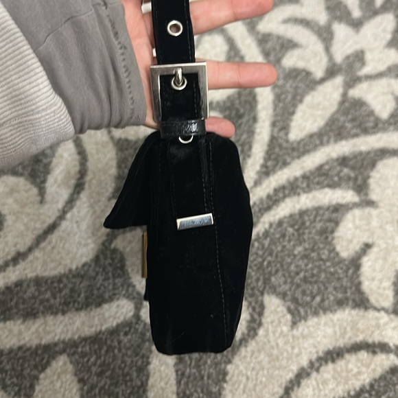 Vintage velvet Fendi baguette with mixed metal hardware - Picture 4 of 9